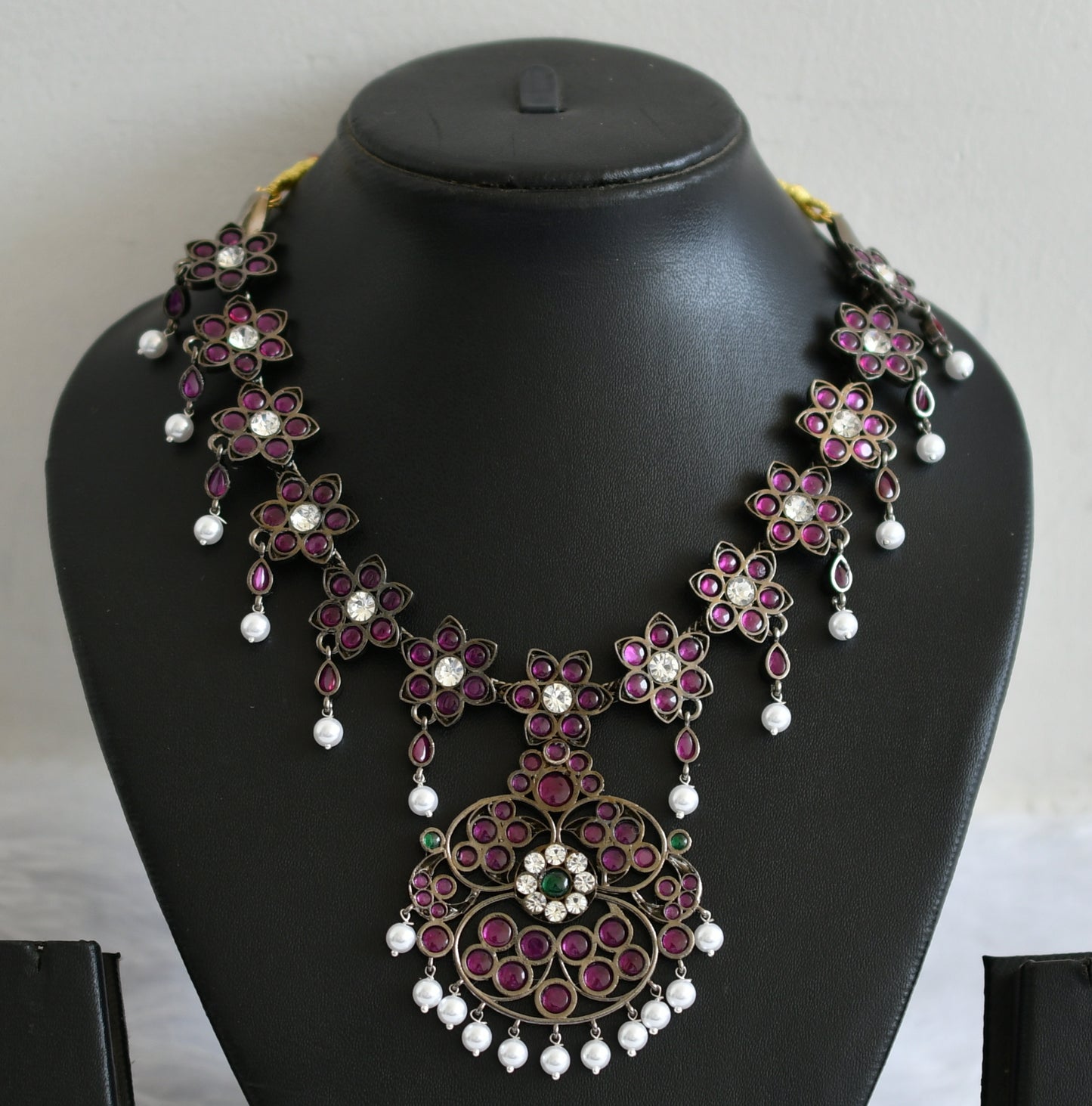 Black finish precious kemp-green-white pearl flower necklace dj-50758