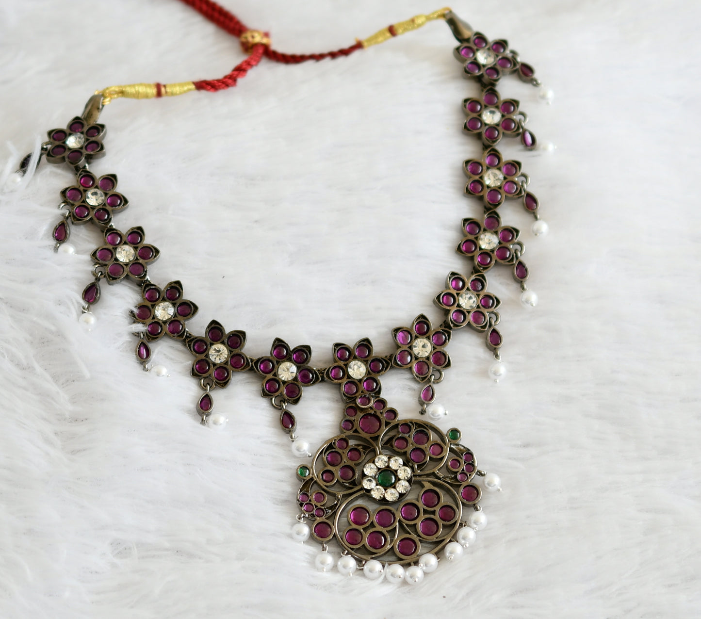 Black finish precious kemp-green-white pearl flower necklace dj-50758