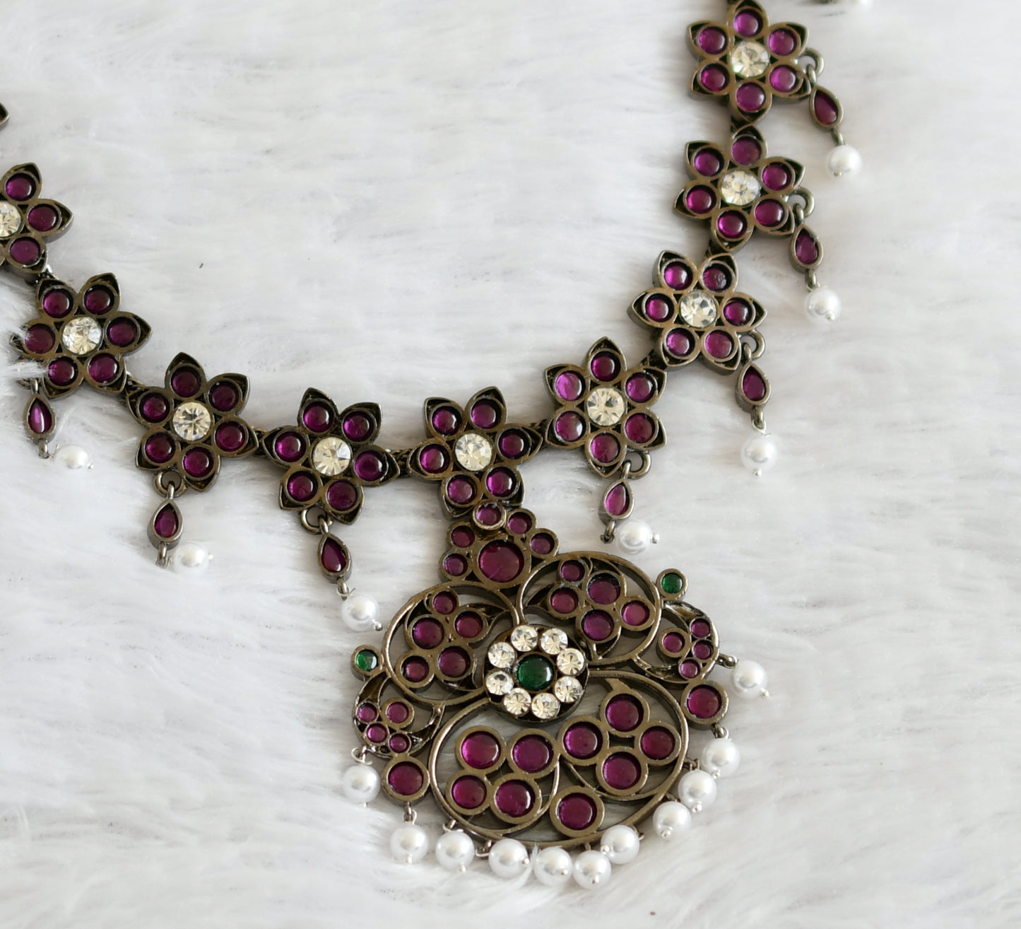 Black finish precious kemp-green-white pearl flower necklace dj-50758
