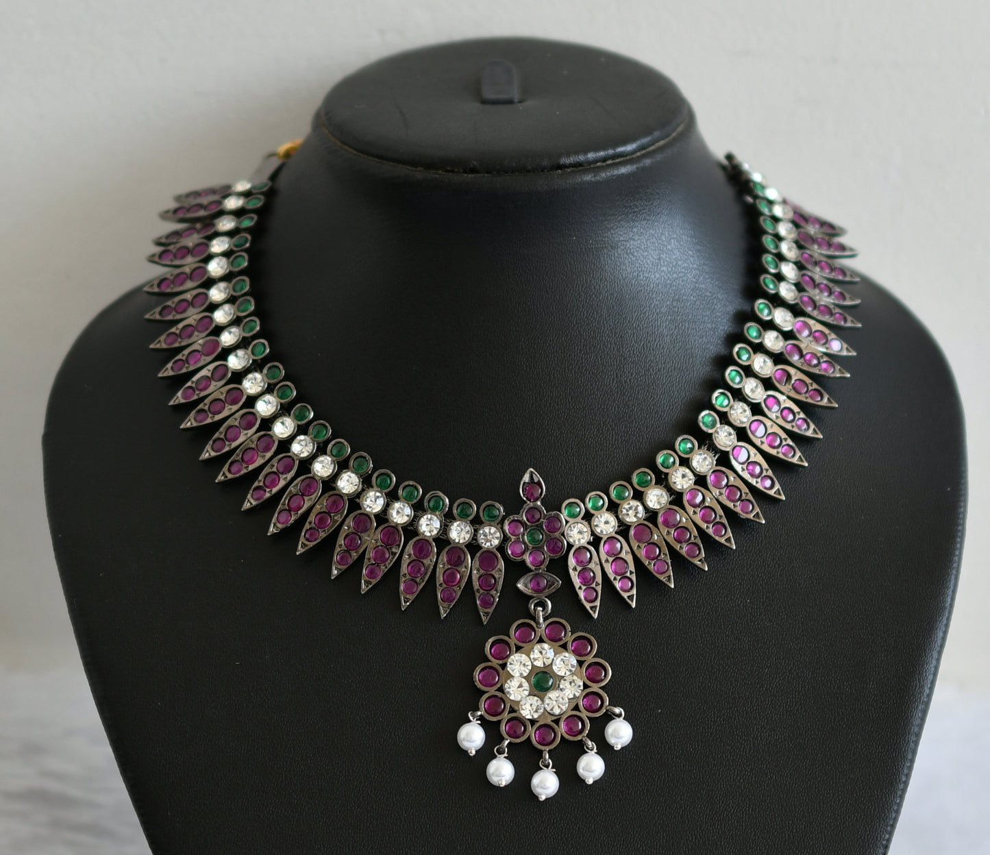 Black finish precious kemp-green-white mulla mottu pearl necklace dj-50754