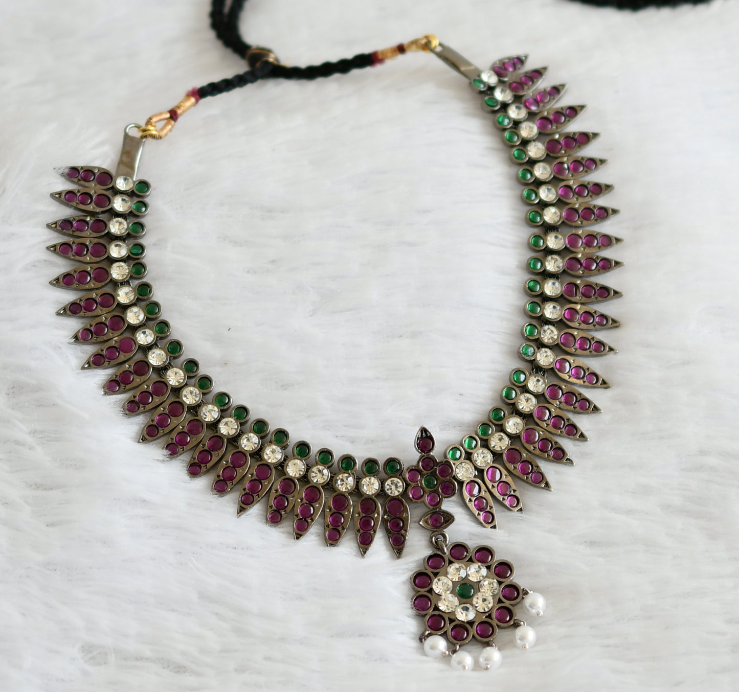 Black finish precious kemp-green-white mulla mottu pearl necklace dj-50754