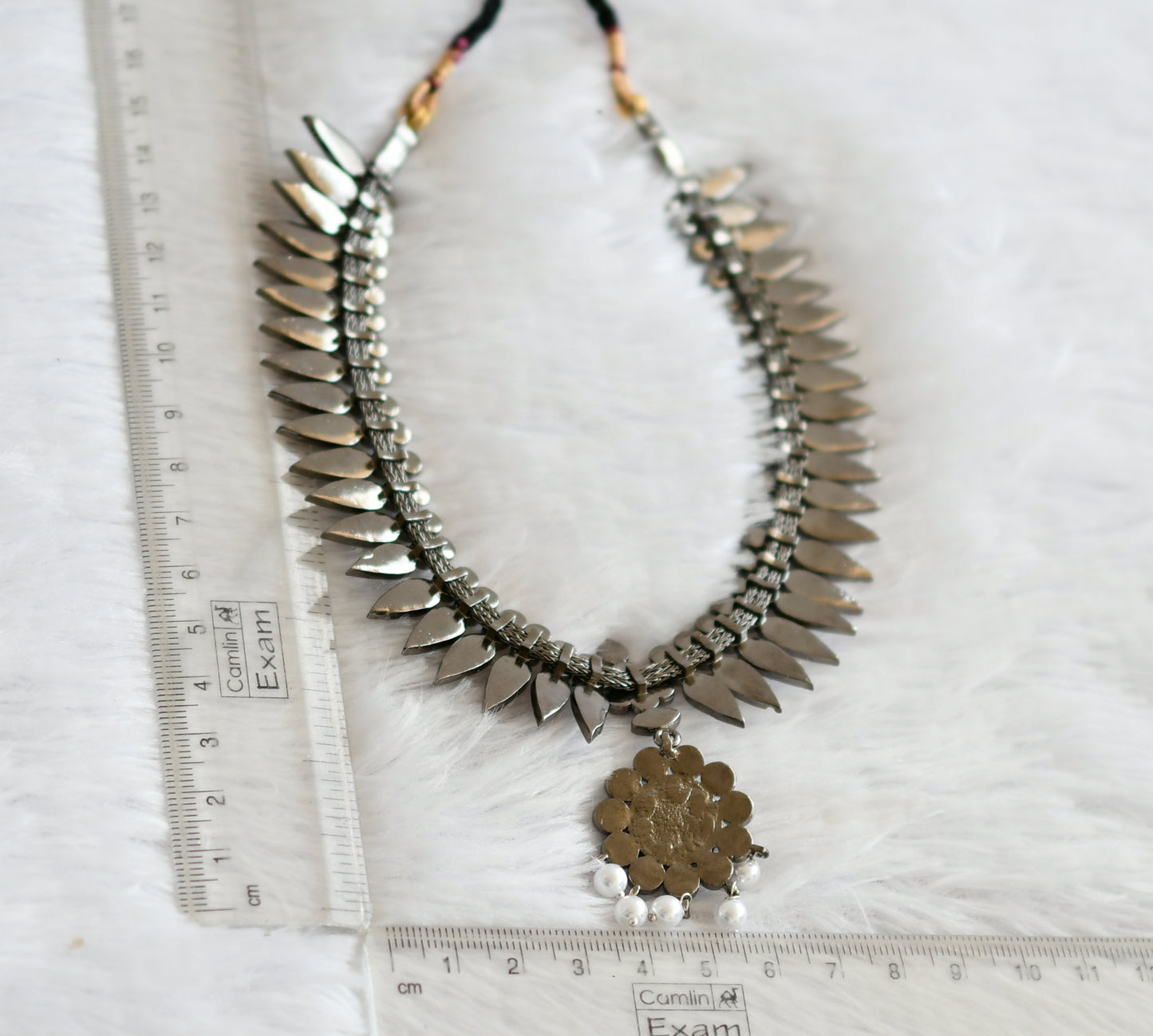 Black finish precious kemp-green-white mulla mottu pearl necklace dj-50754