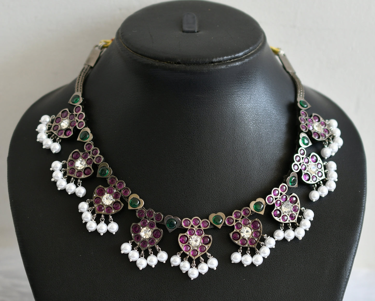 Black finish precious kemp-green-white pearl necklace dj-50755