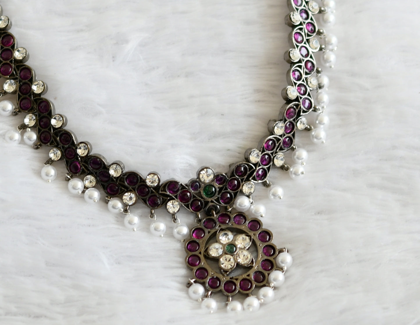 Black finish precious kemp-green-white pearl flower necklace dj-50759