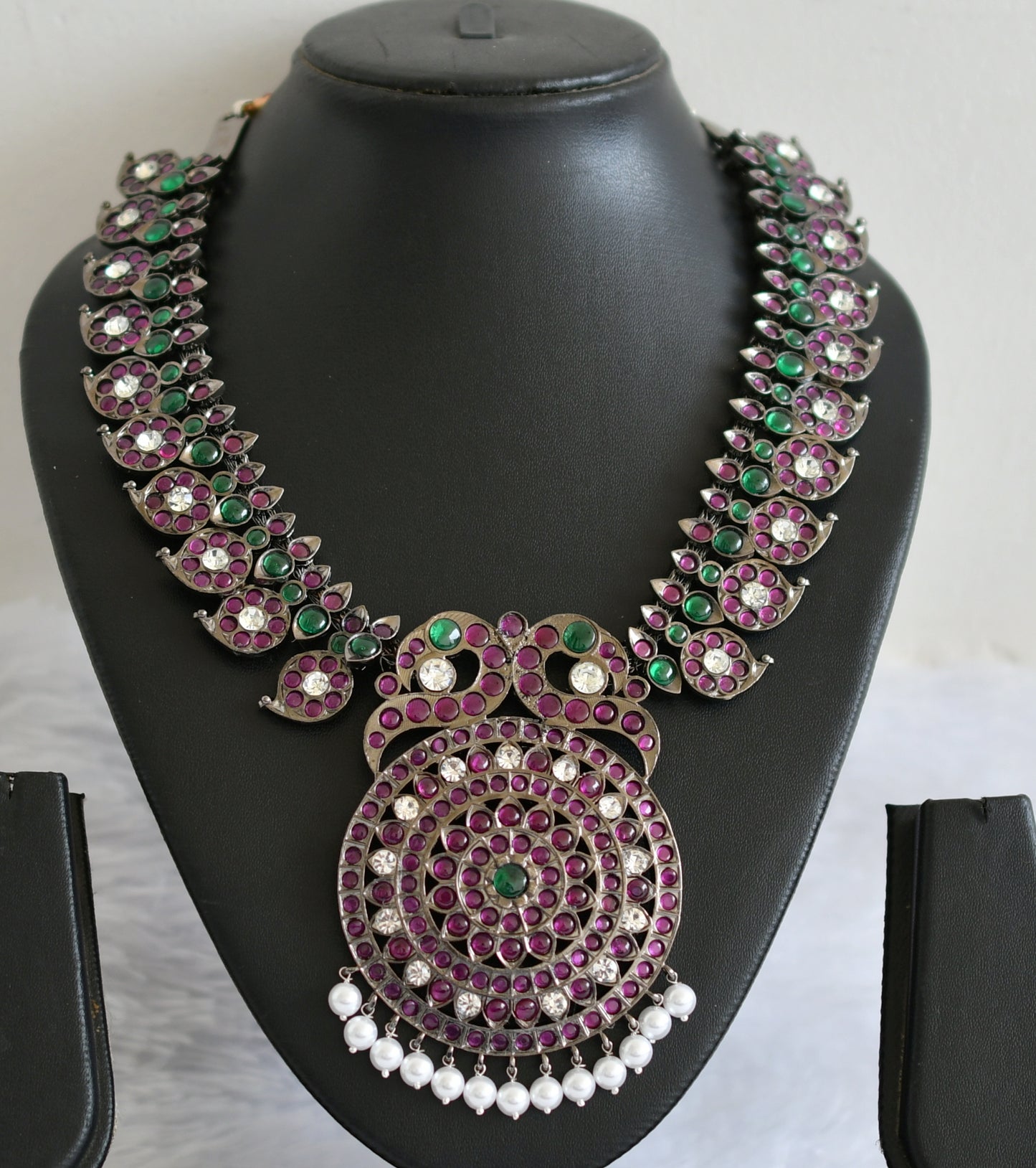Black finish precious kemp-green-white mango-peacock flower necklace dj-50764