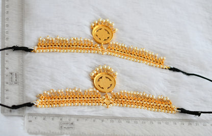 Gold tone kemp-green pearl armlets dj-50800