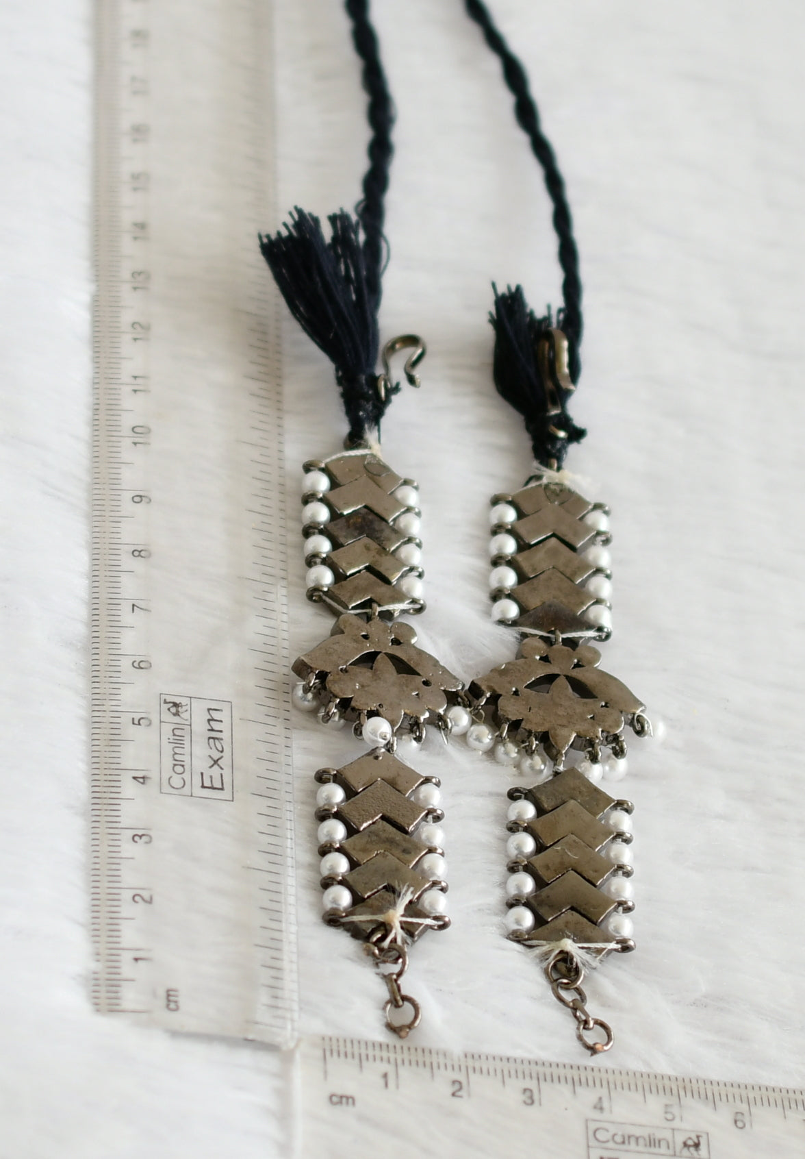 Black finish precious kemp-green-white pearl ear side chain dj-50825