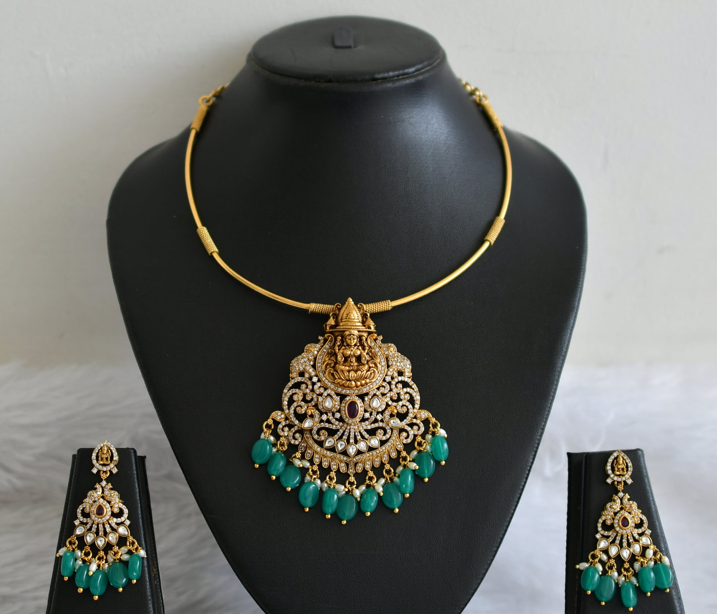 Antique gold tone kemp-white lakshmi green bead hasli necklace set dj-50834