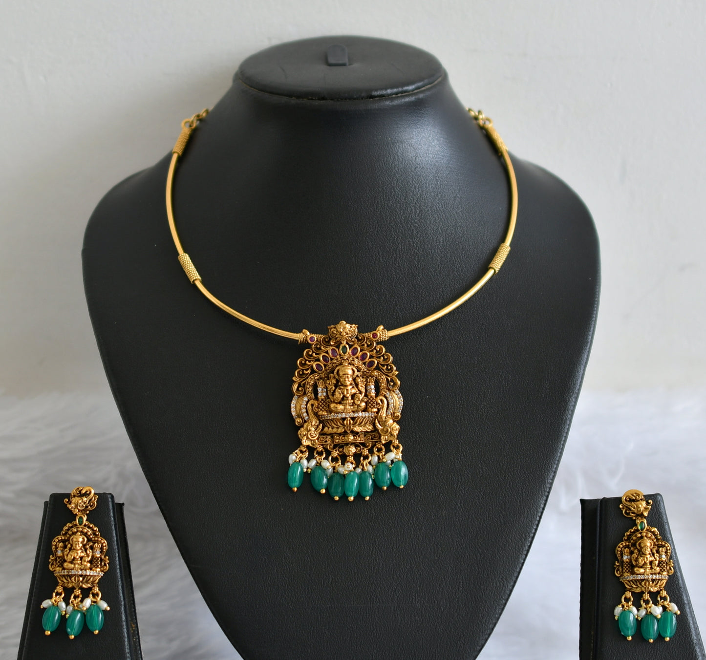 Antique gold tone kemp-green-white lakshmi green bead hasli necklace set dj-50832