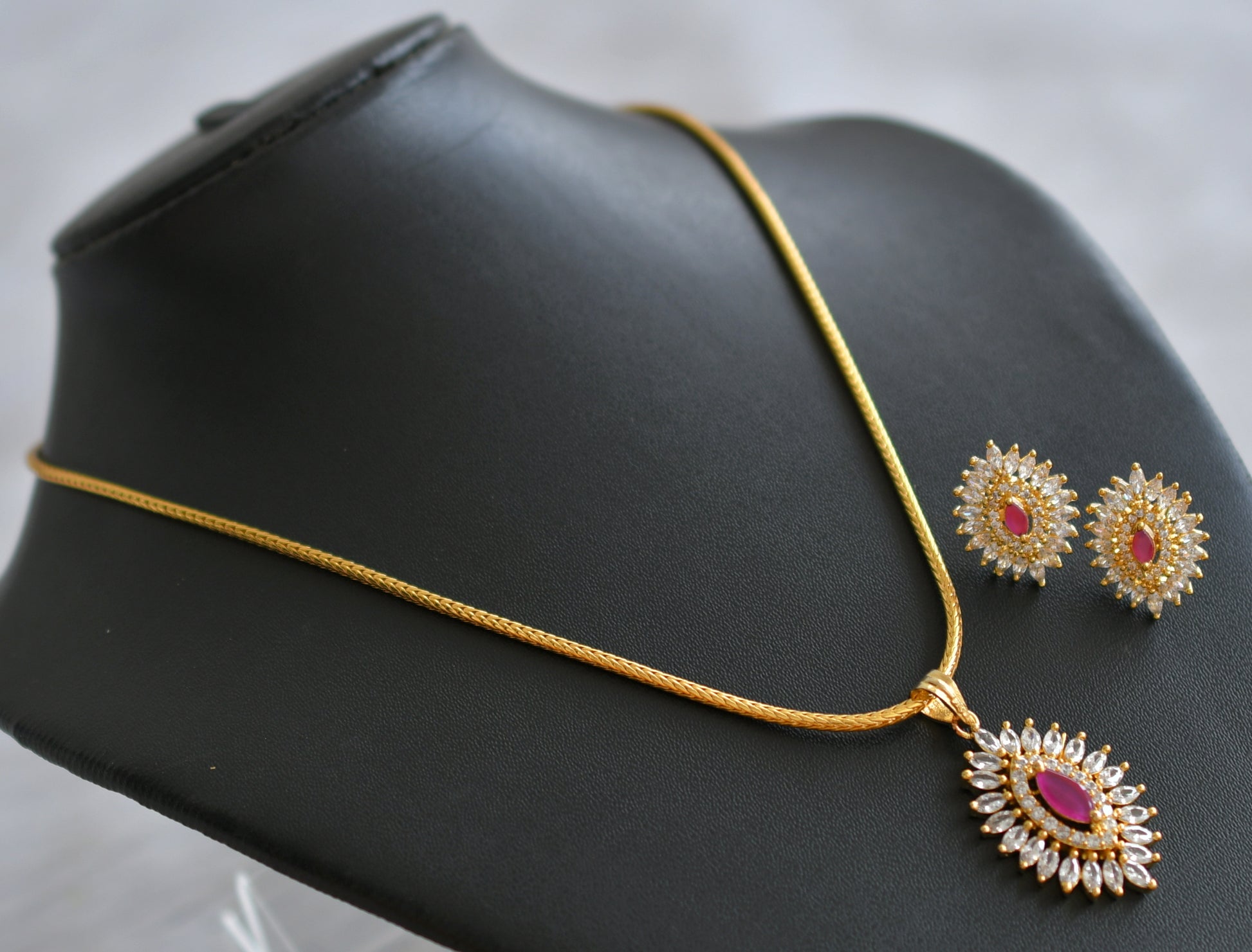 DREAMJWELL Beautiful Gold Tone Cz White-ruby Designer Pendant