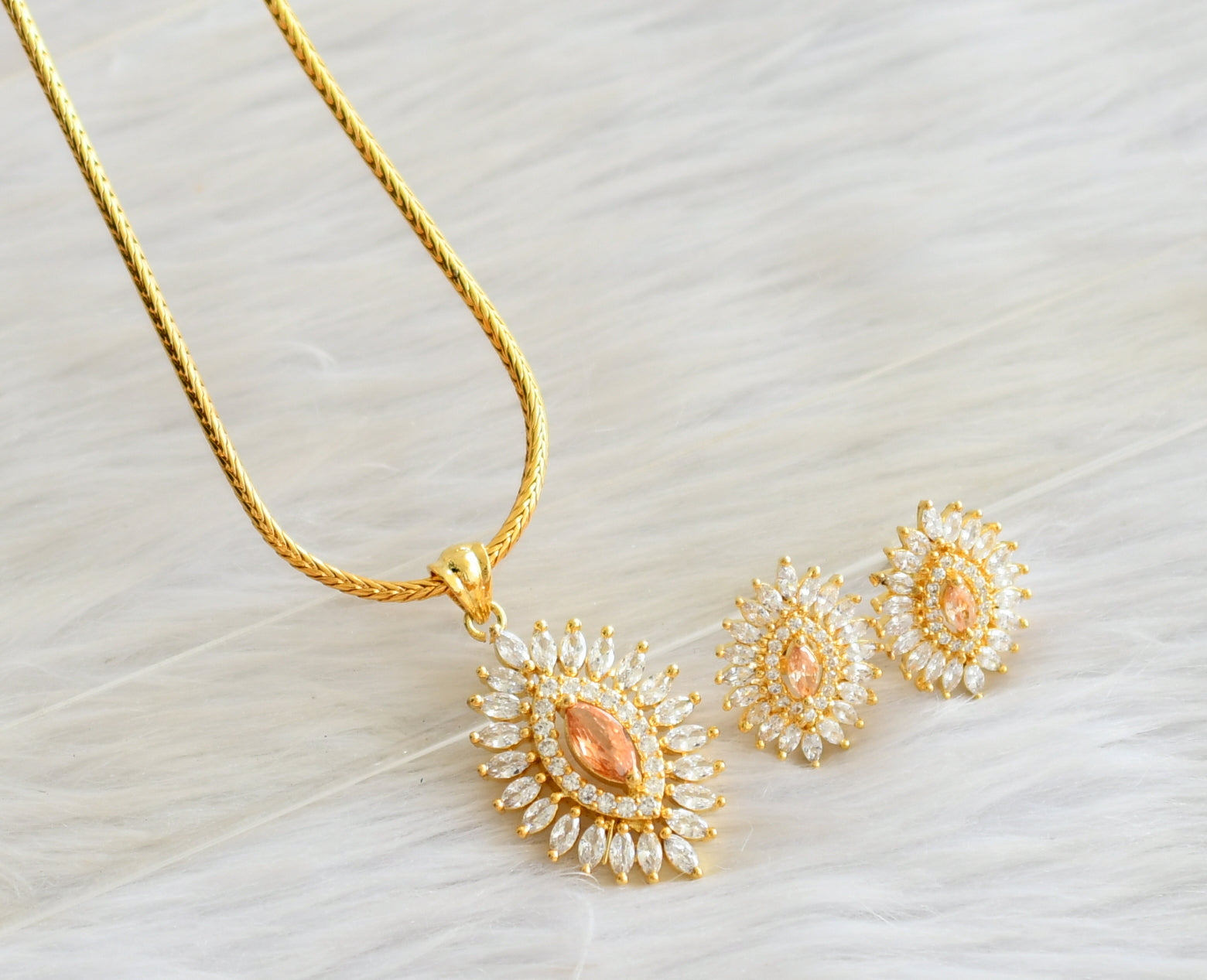 Diamond Pendant Necklace in White Gold | Custom Jewelry