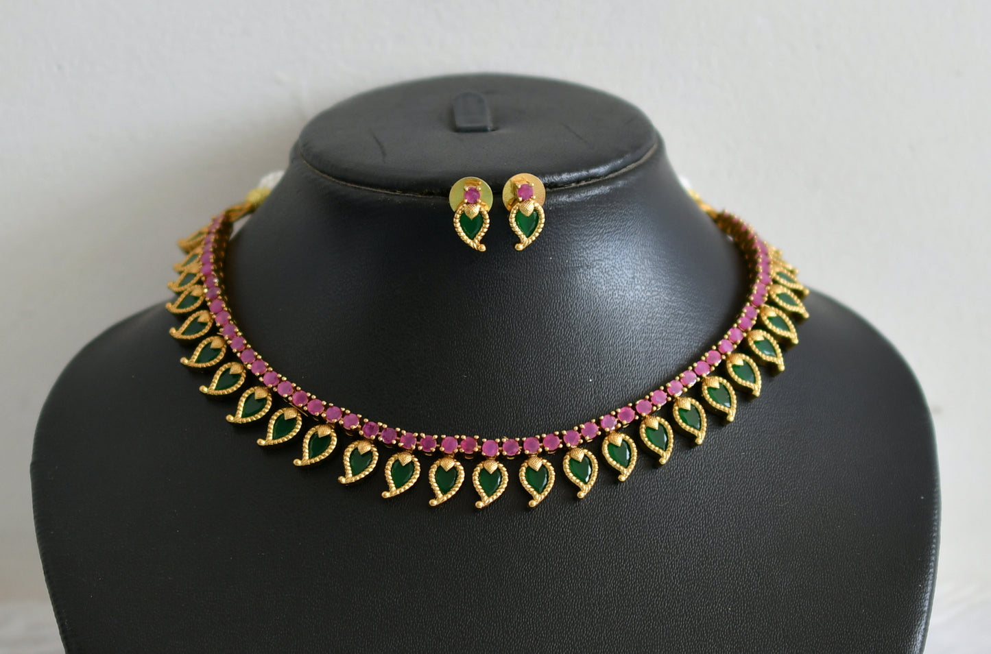 Matte finish ruby-green mango necklace set dj-48957