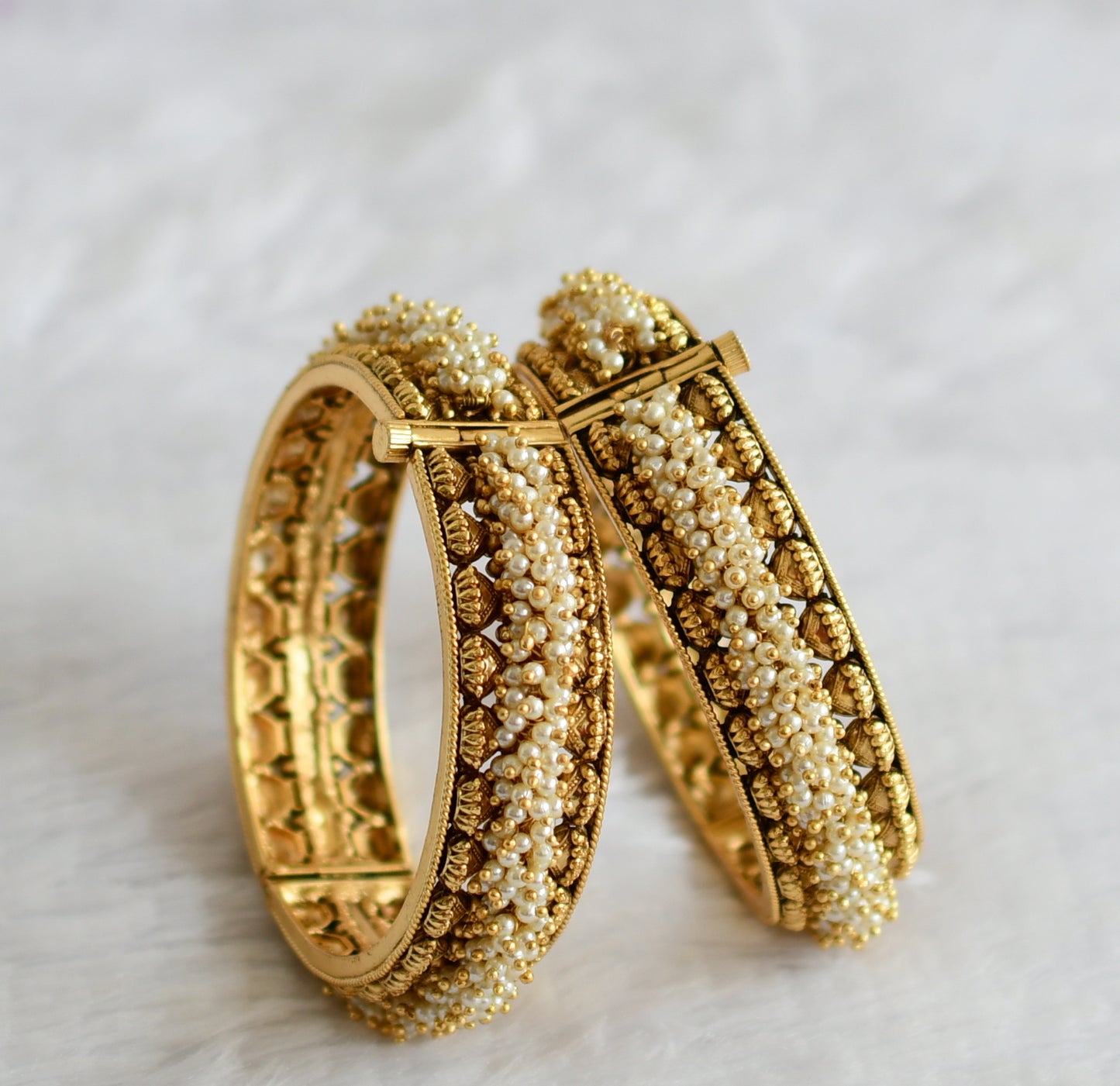 Matte finish pearl cluster screw type bangles(2.6) dj-50951
