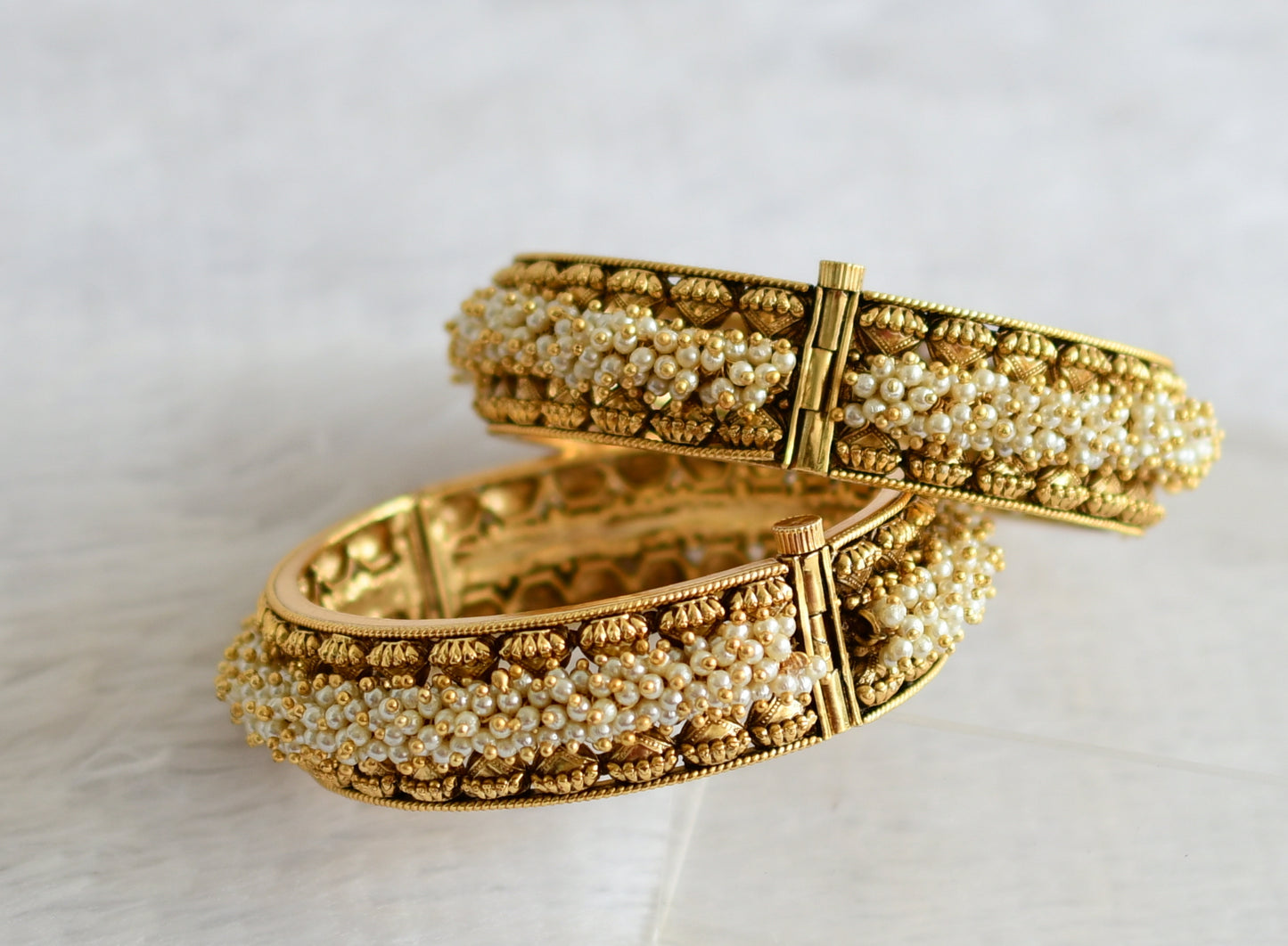 Matte finish pearl cluster screw type bangles(2.8) dj-50952