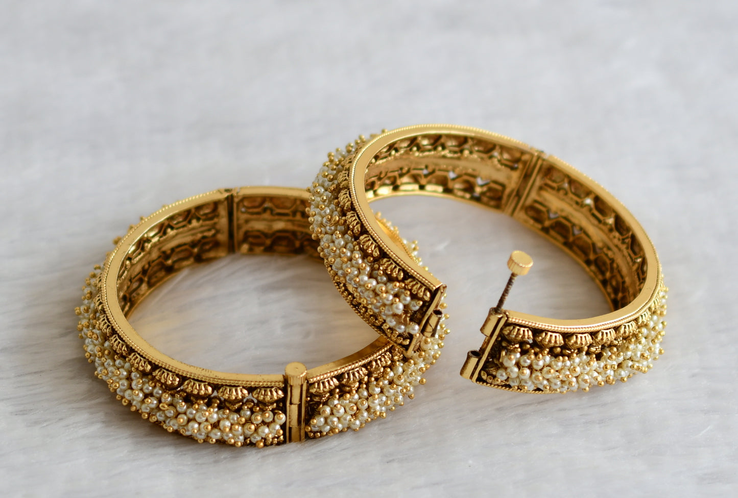 Matte finish pearl cluster screw type bangles(2.8) dj-50952