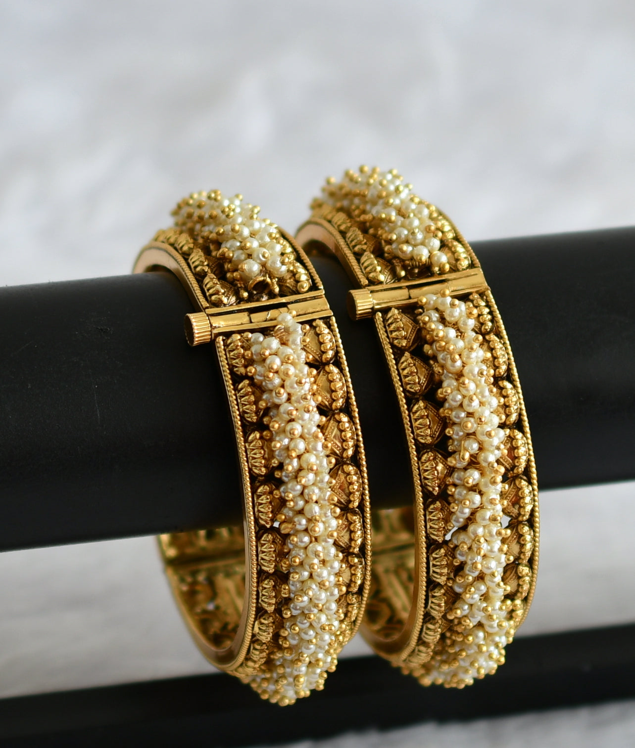 Matte finish pearl cluster screw type bangles(2.8) dj-50952