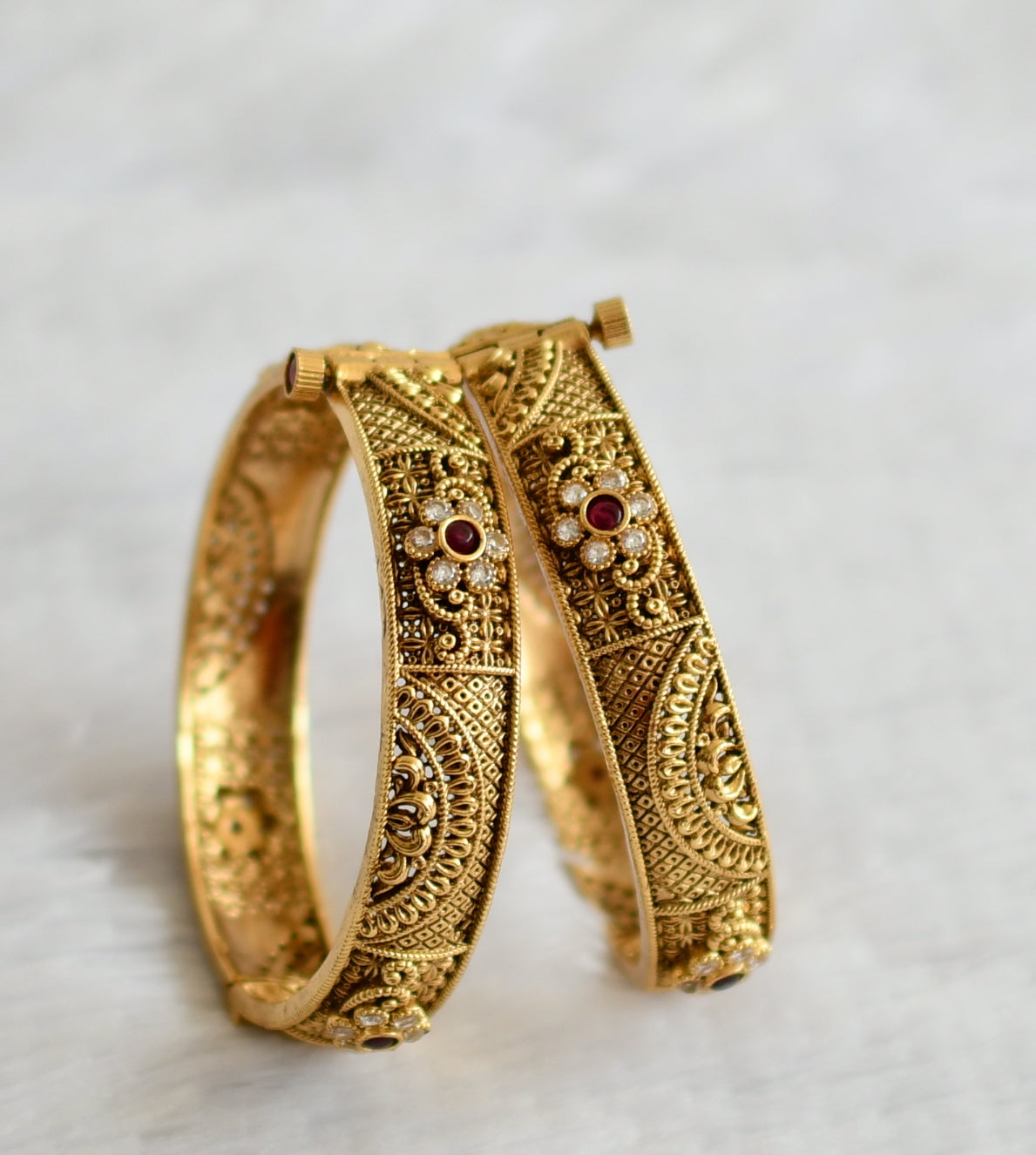 Antique finish kemp-white stone flower screw type bangles(2.6) dj-50948