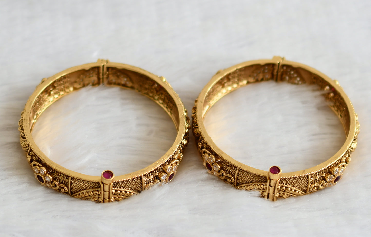 Antique finish kemp-white stone flower screw type bangles(2.6) dj-50948