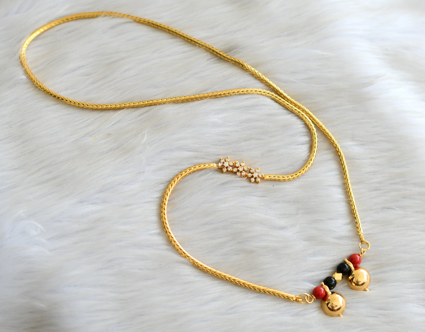 Gold tone coral-black bead bottu mangalyam with white flower mugappu chain dj-42589