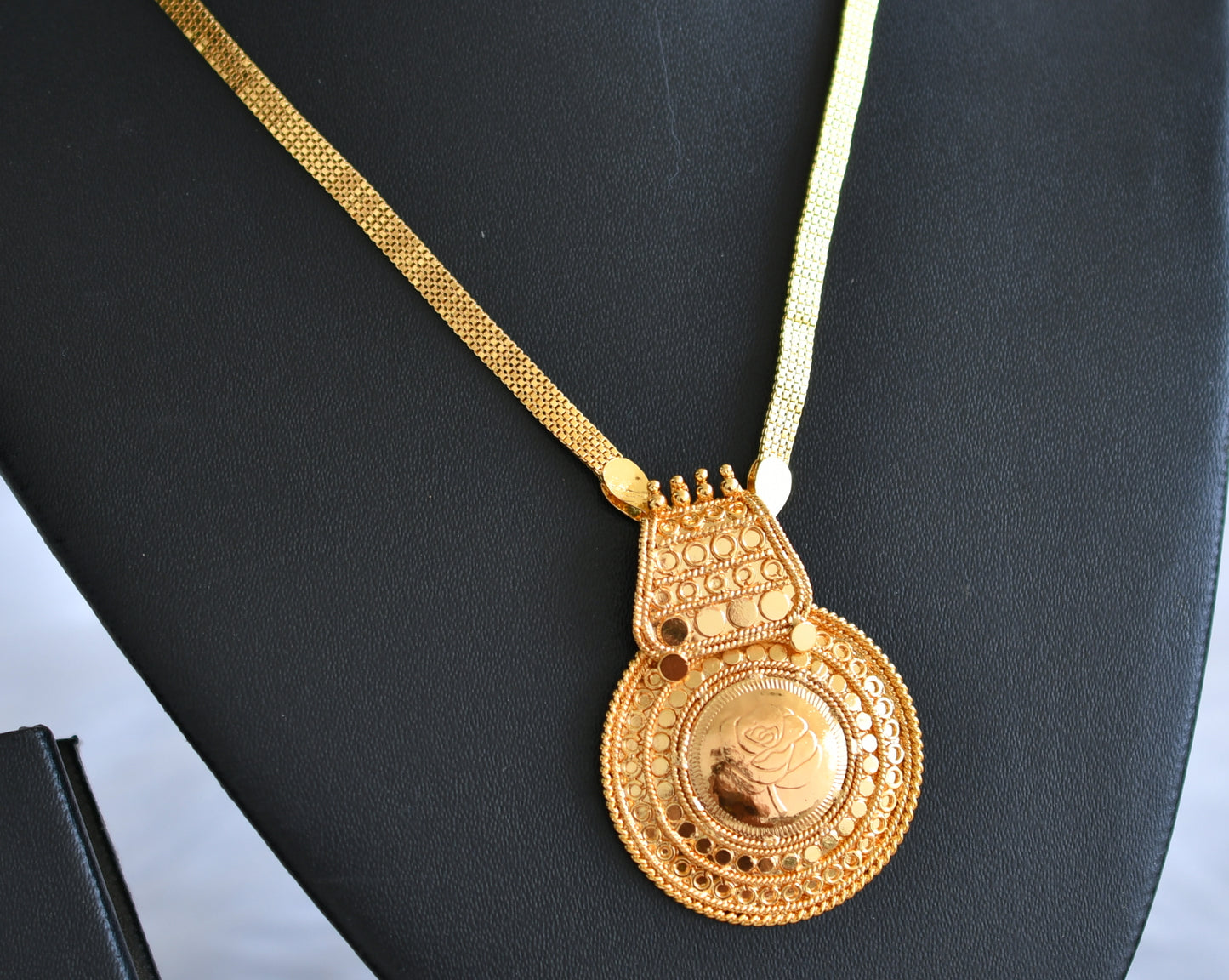 Gold tone round rose pendant with chain dj-39989