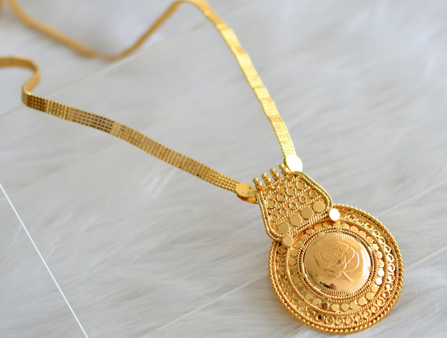 Gold tone round rose pendant with chain dj-39989