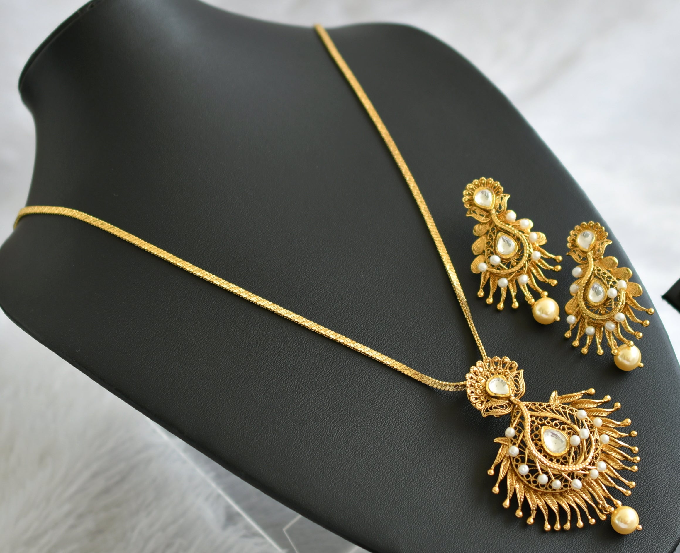 Antique gold tone pearl-white kundan pendant with chain set dj