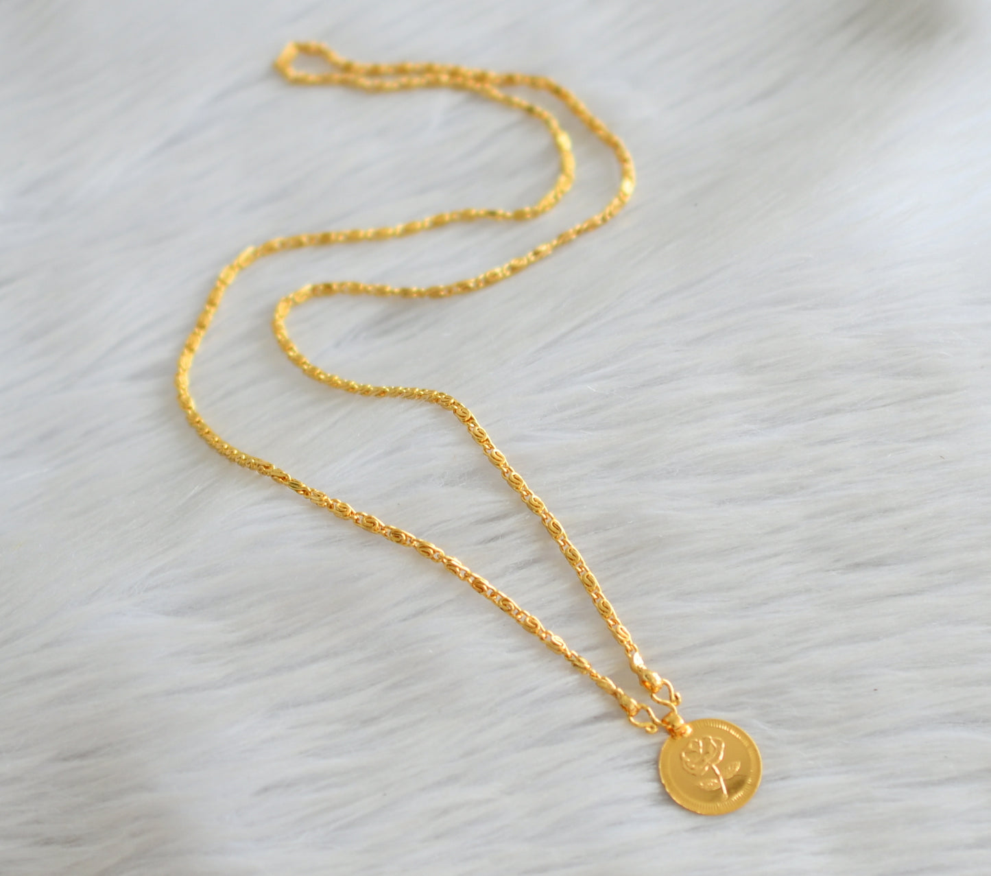 Gold tone 24 inches chain with rose coin pendant dj-43971