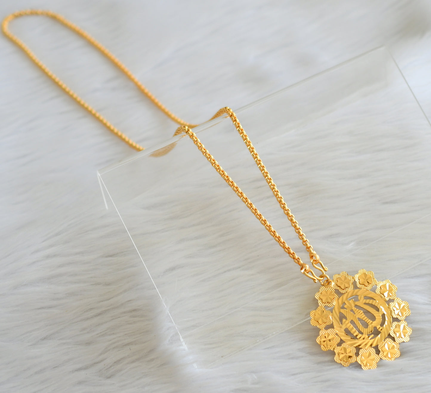 Gold tone 24 inches chian with flower round pendant dj-43979