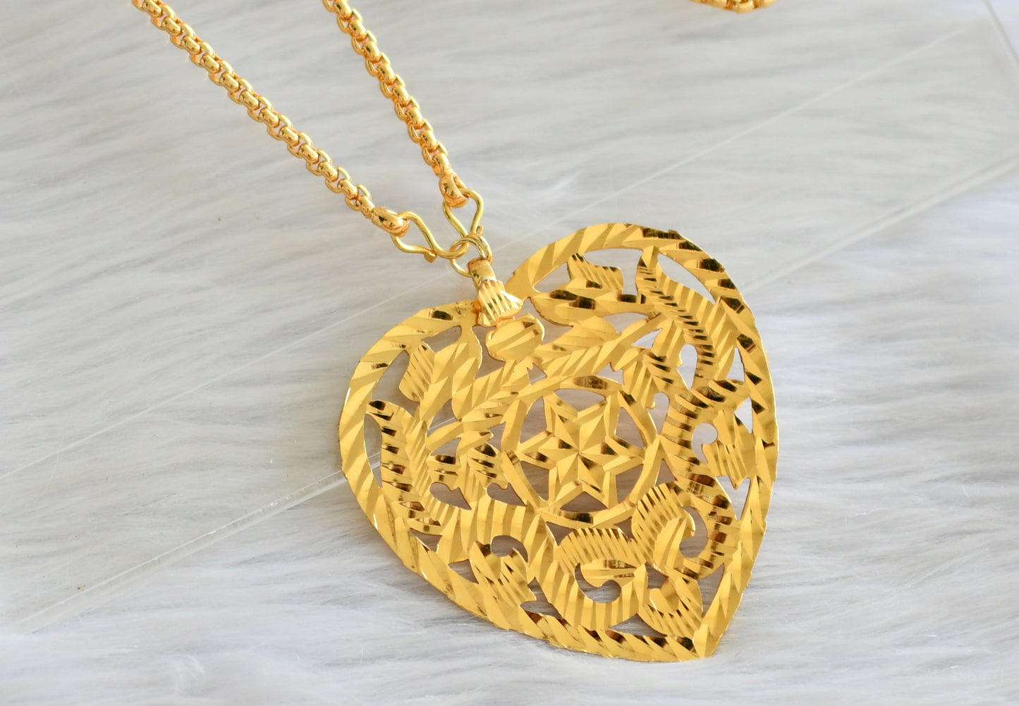 Gold tone 24 inches chain with deisgner heart pendant dj-43984
