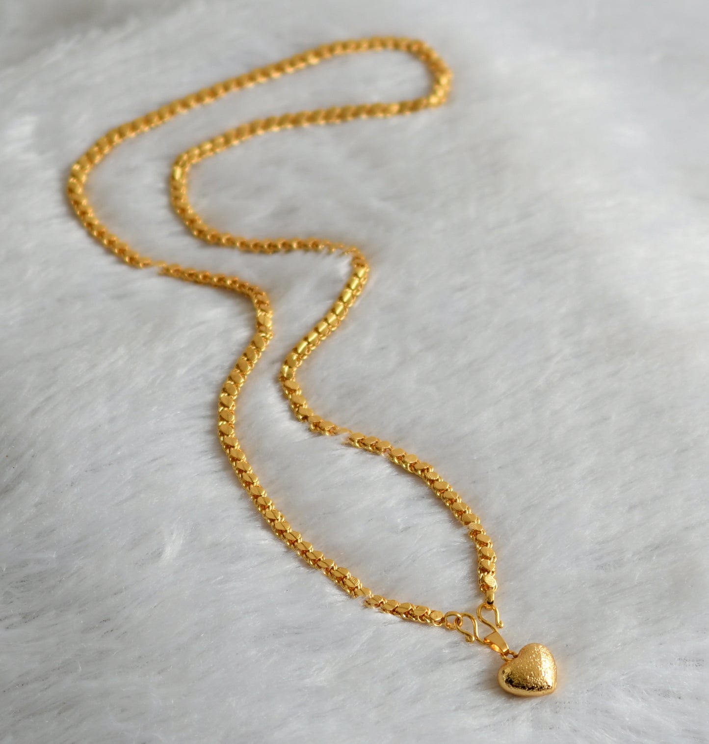 Gold tone 24 inches chain with heart pendant dj-47460