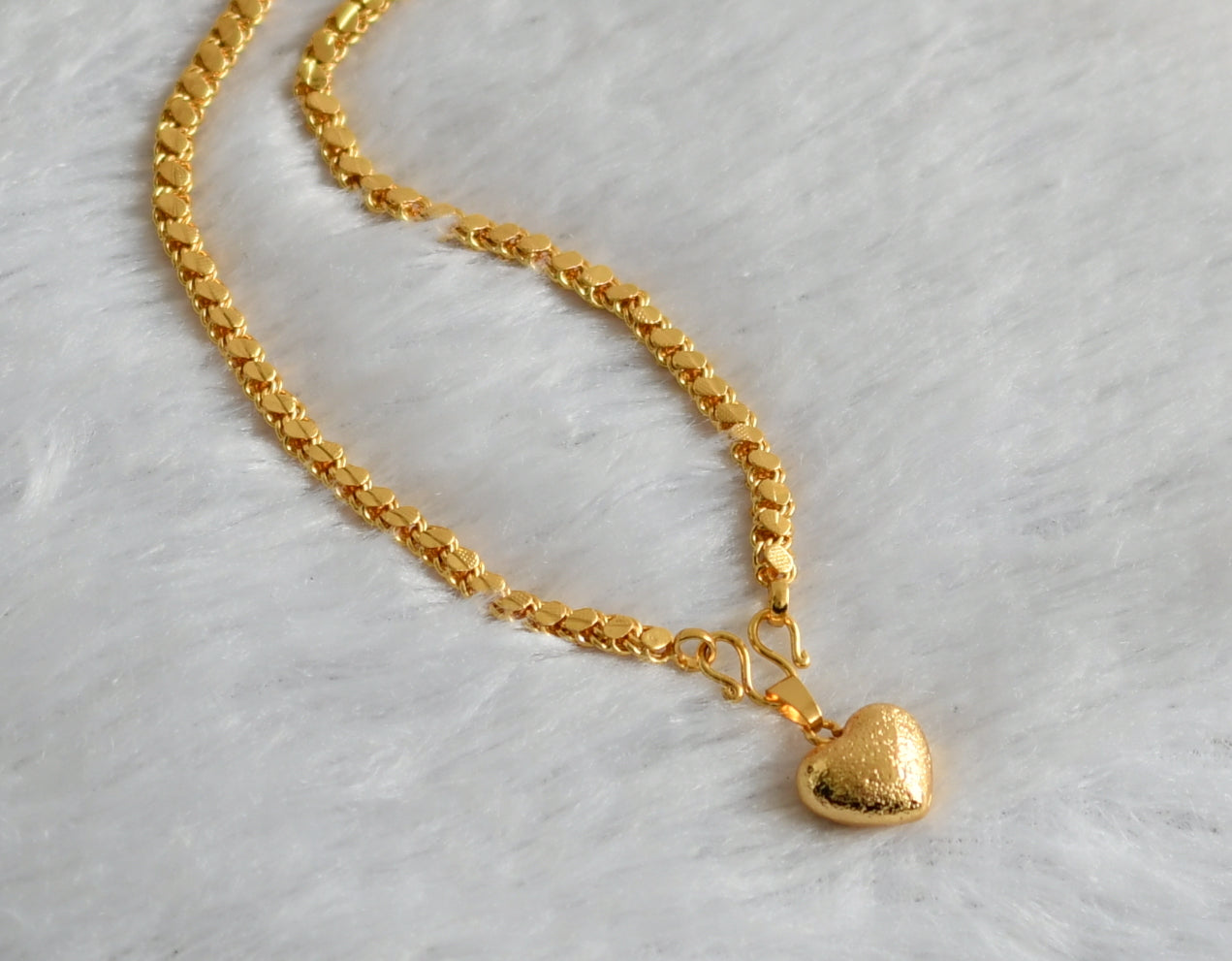 Gold tone 24 inches chain with heart pendant dj-47460