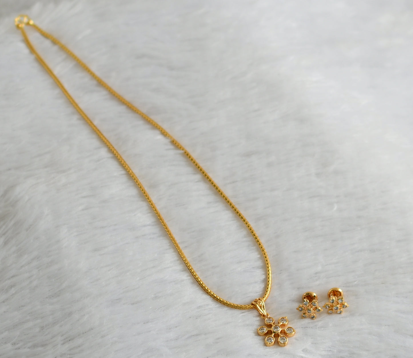 Gold tone 18 inches kodi chain with cz white stone flower pendant set dj-47504