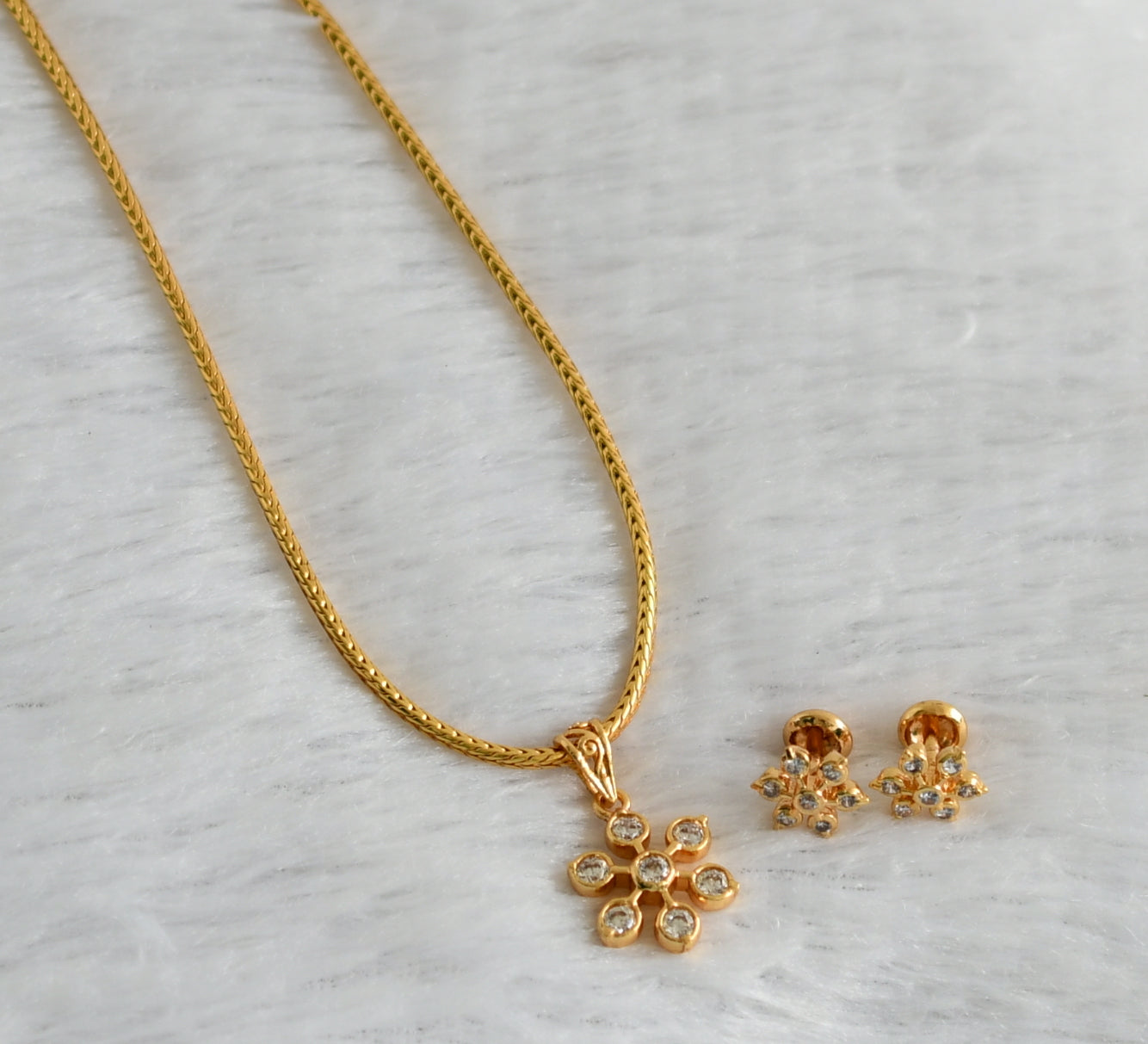 Gold tone 18 inches kodi chain with cz white stone flower pendant set dj-47504