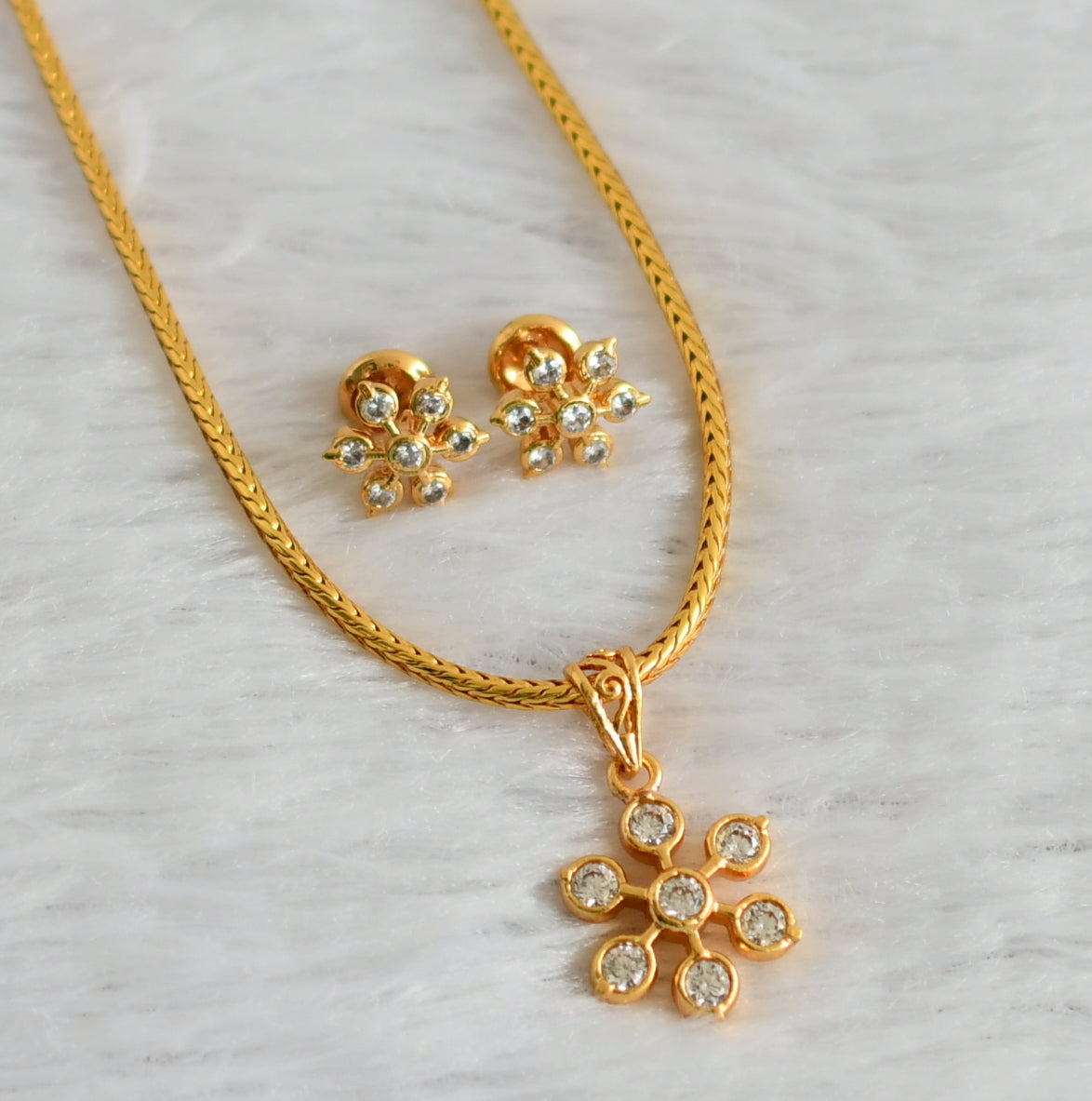 Gold tone 18 inches kodi chain with cz white stone flower pendant set dj-47504