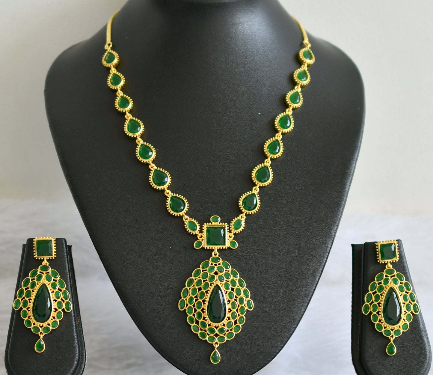 Gold tone emerald thilak stone necklace set dj-49349