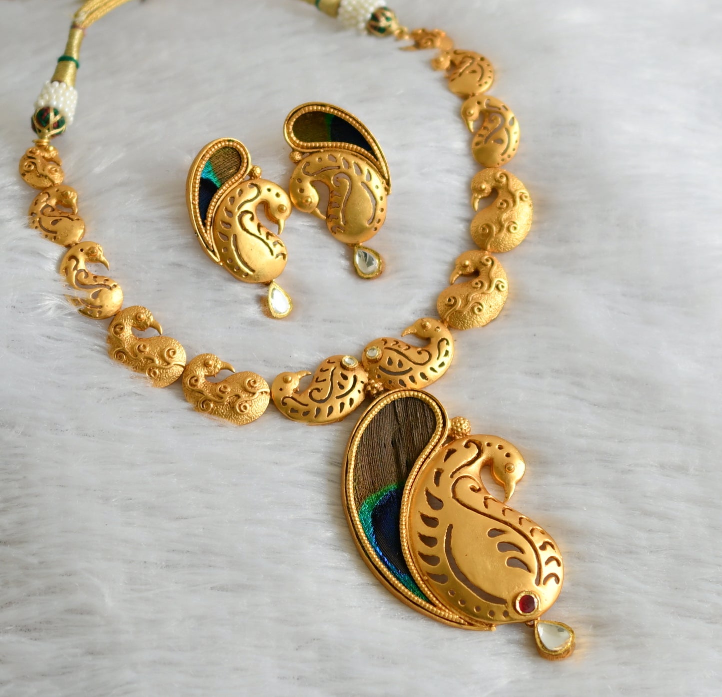 Matte gold tone white real peacock feather kundan jadau necklace set dj-47549