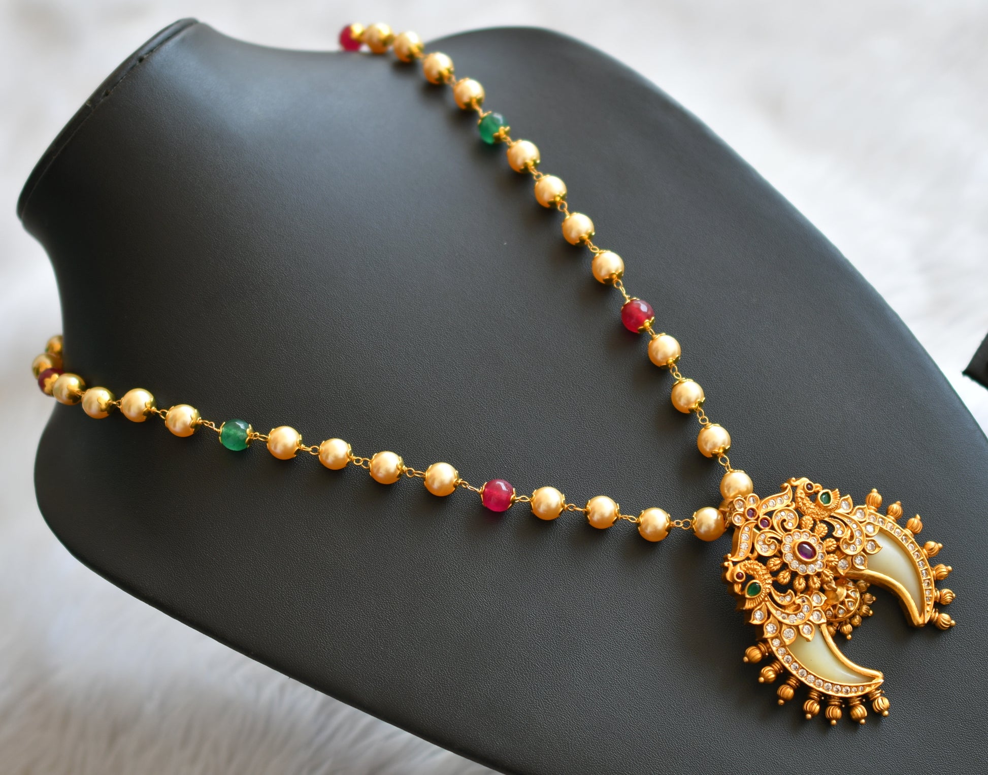 Matte finish kemp-green-white peacock tiger nail pendant with pearl chain dj-45920