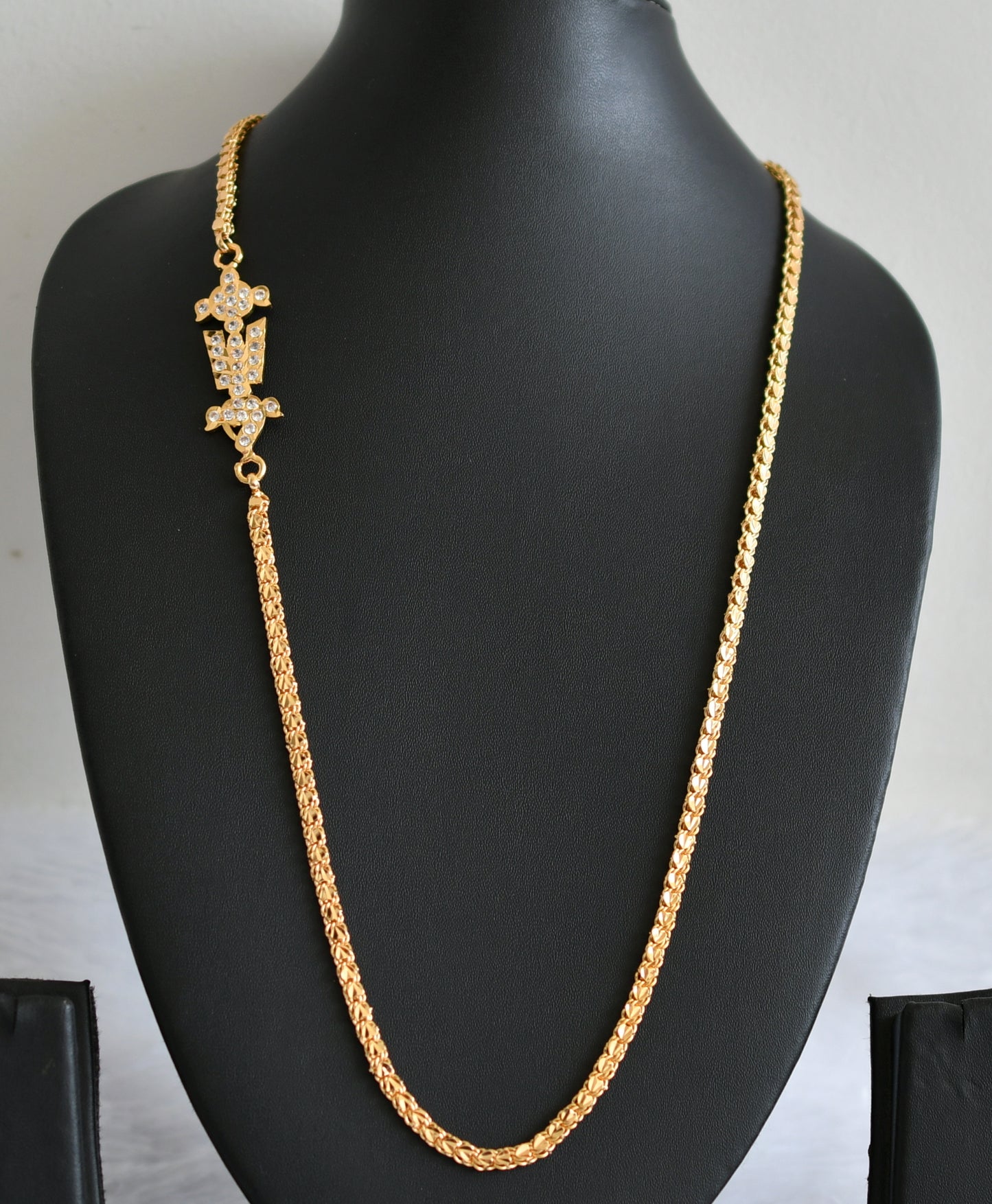 Gold tone ad white shanku-chakra-nama 24 inches mugappu chain dj-49380