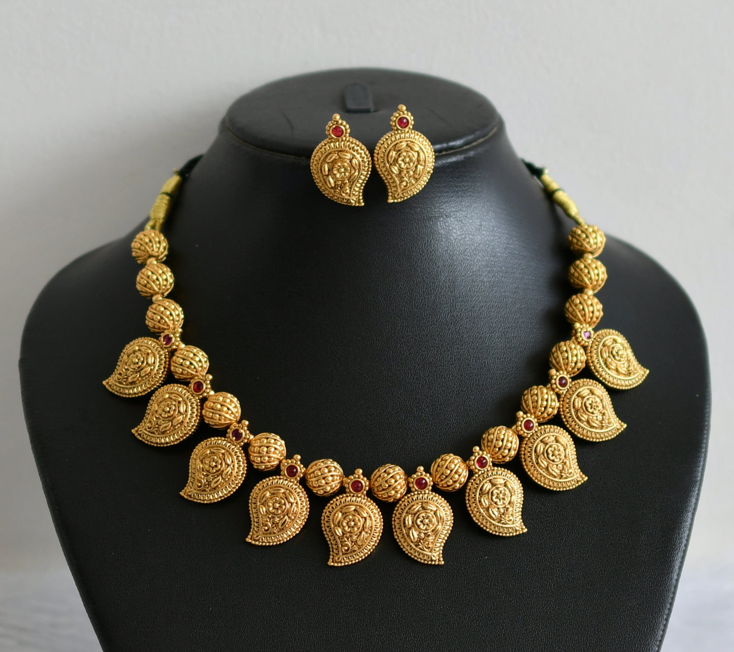 Matte finish kemp stone mango flower necklace set dj-49389