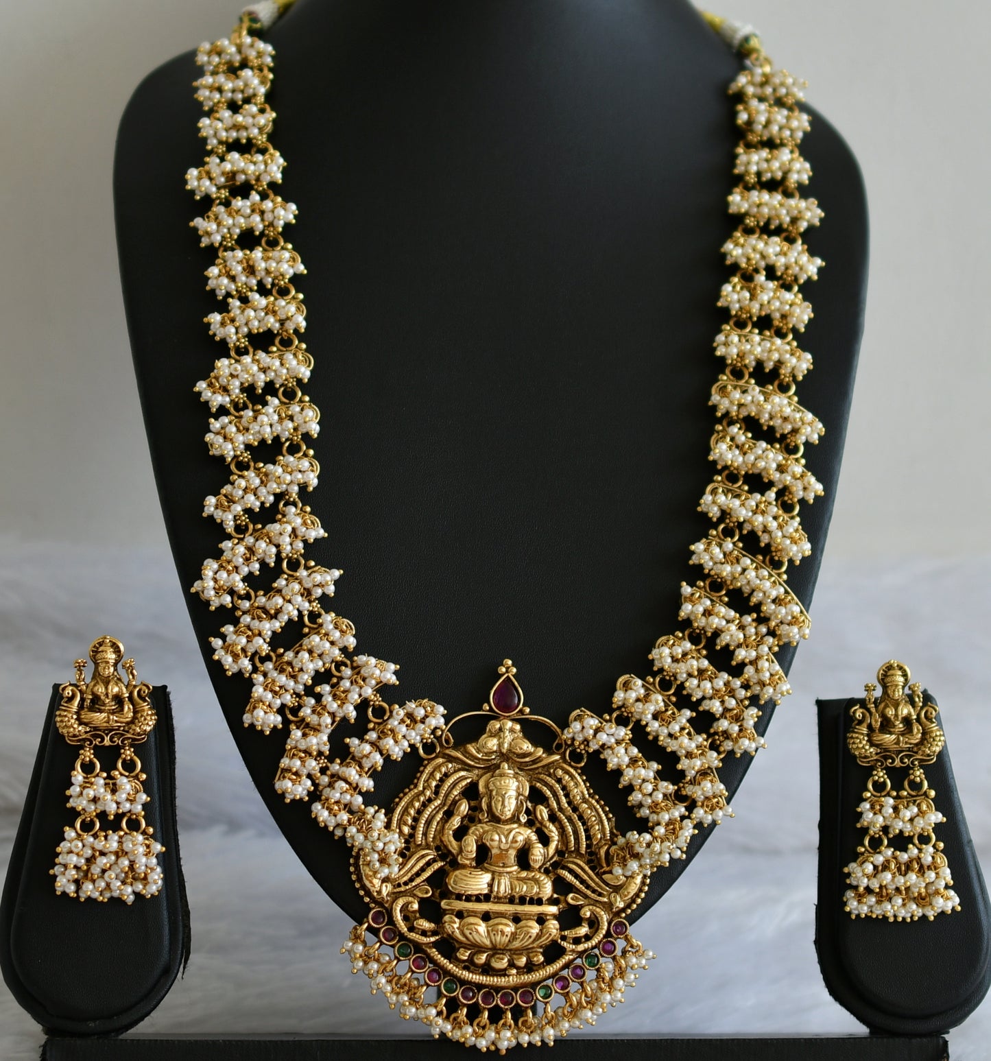 Antique gold tone kemp-green pearl cluster lakshmi short haar set dj-49411