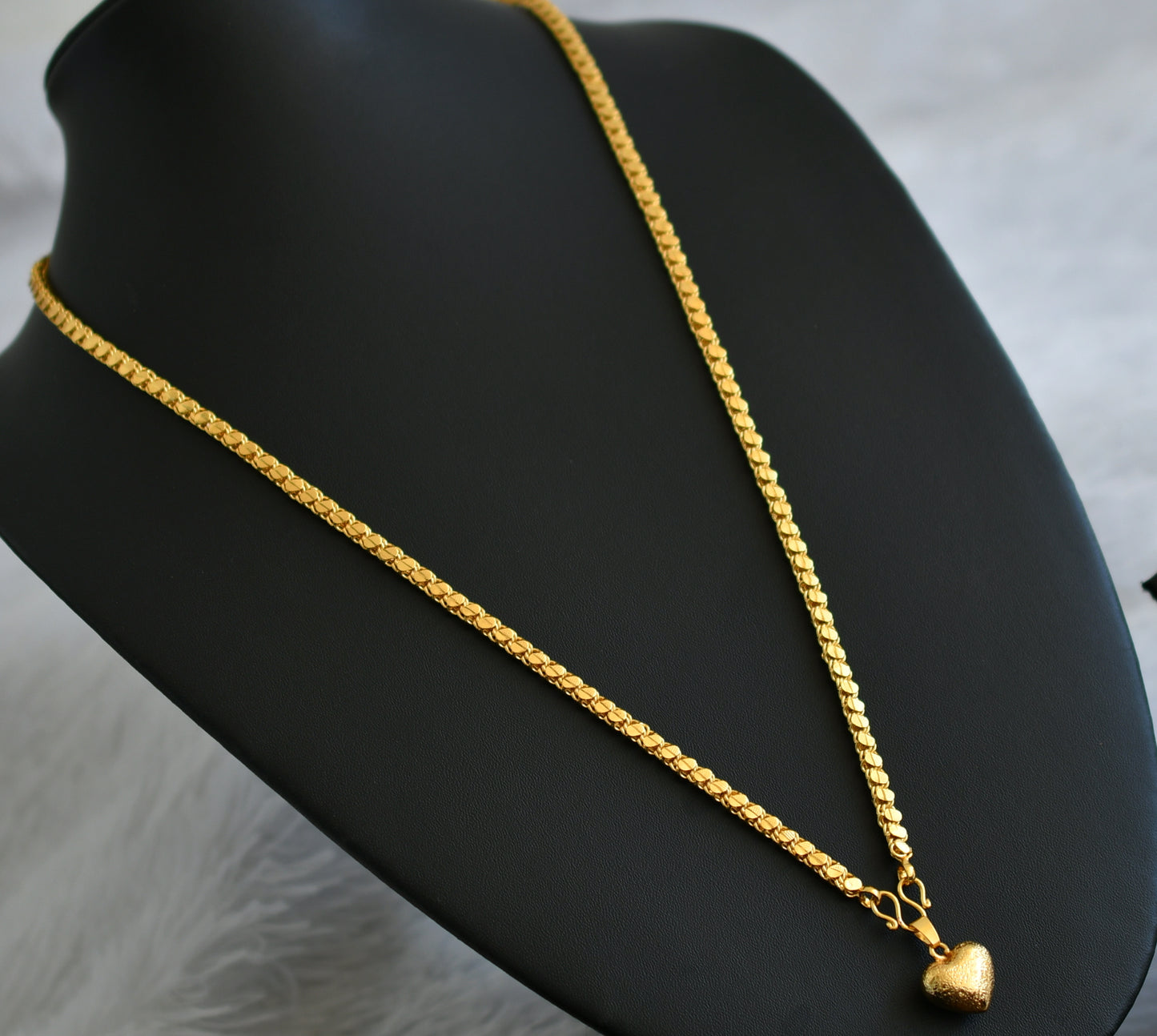 Gold tone 24 inches chain with heart pendant dj-47460