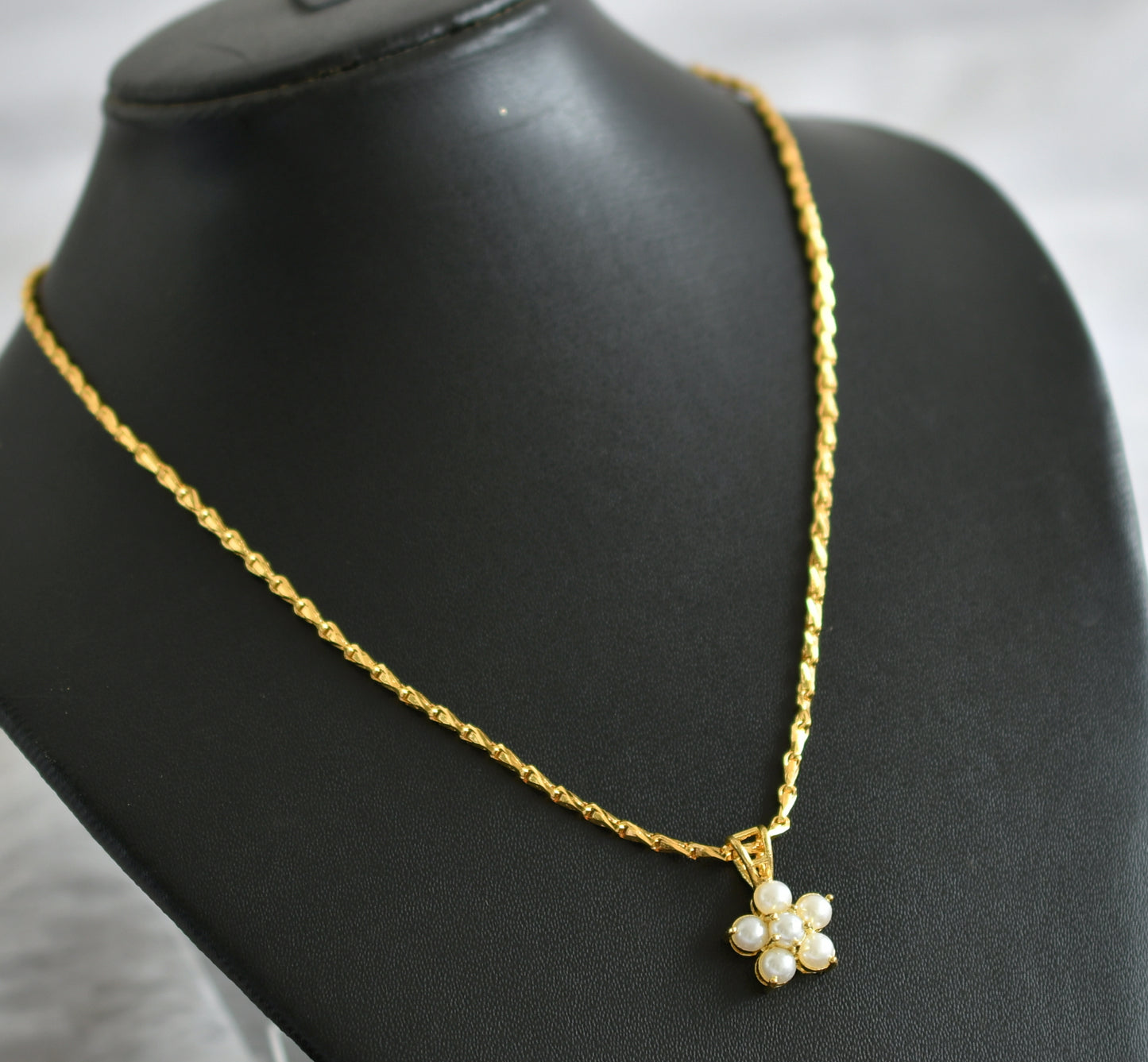 Gold tone 18 inches chain with pearl stone flower pendant dj-47144