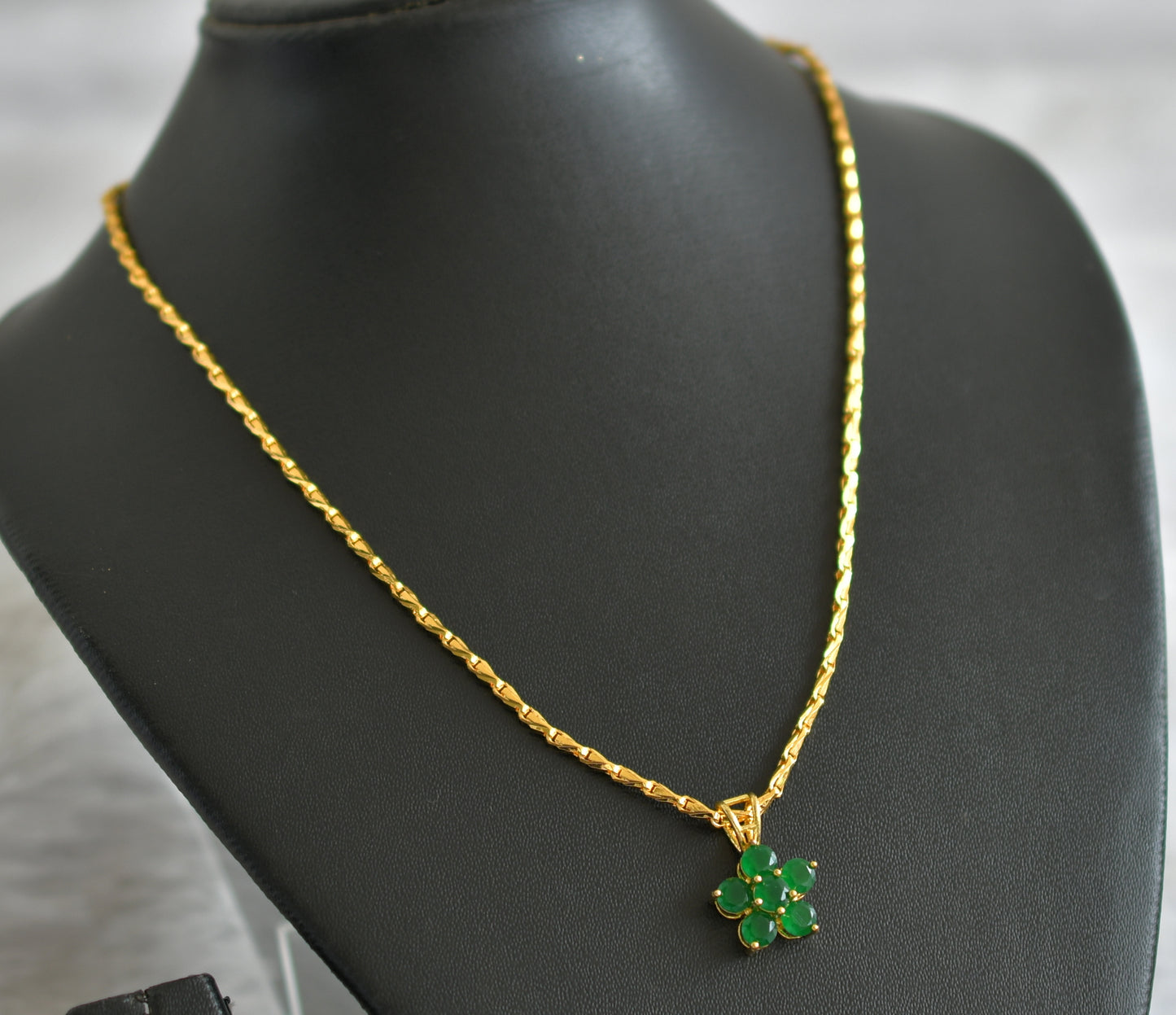 Gold tone 18 inches chain with emerald stone flower pendant dj-47148