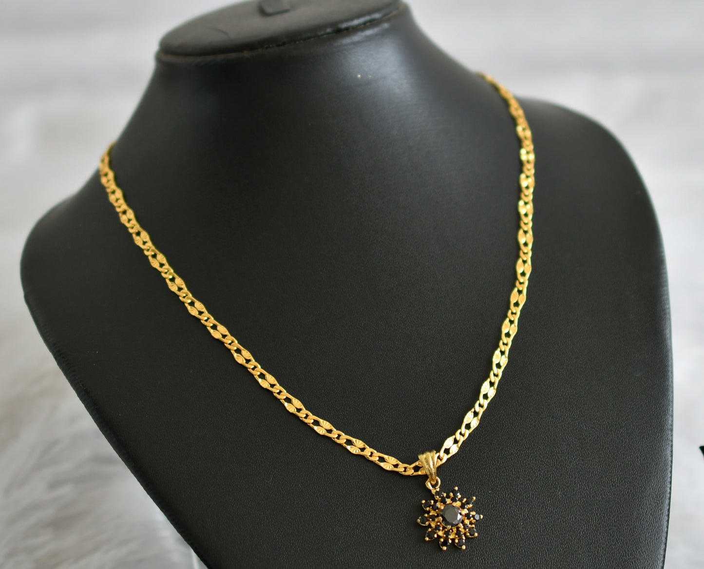 Gold tone 18 inches chain with black stone flower pendant dj-47141