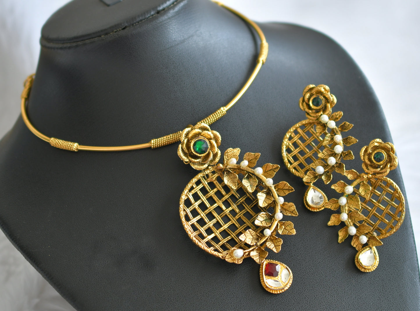 Antique gold tone replica green-pearl hasli necklace set dj44227
