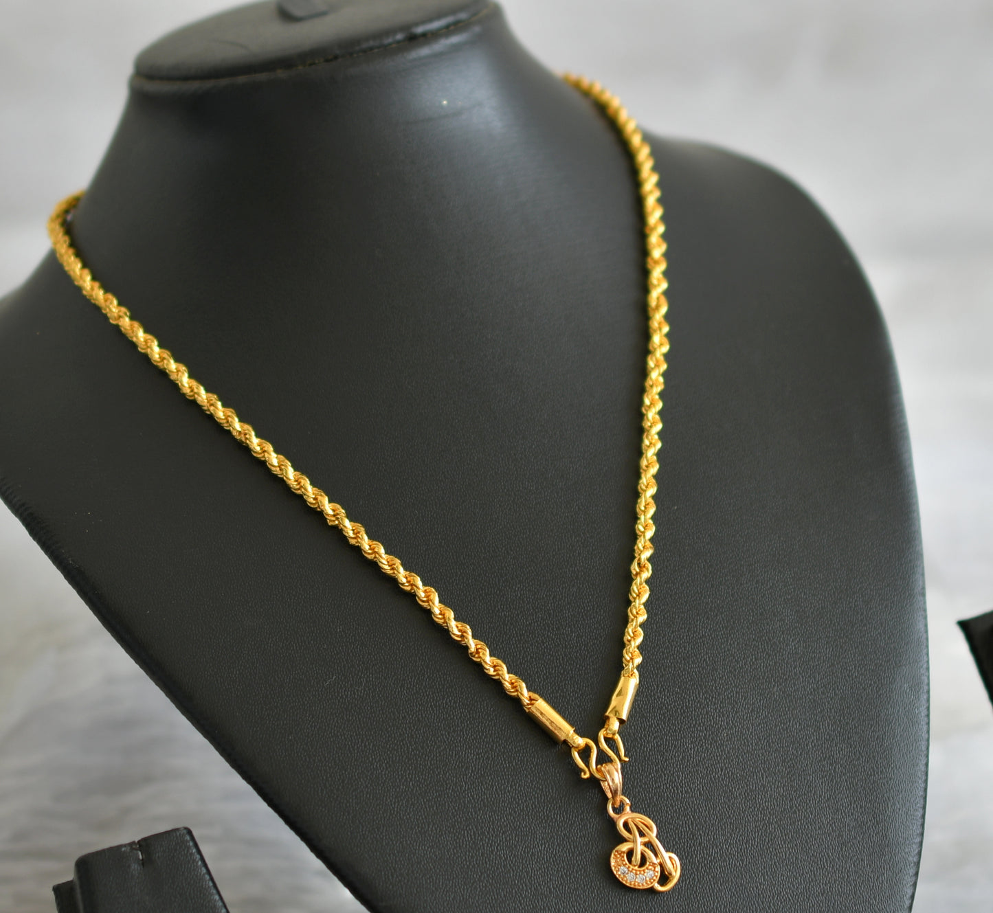 Gold tone 18 inches rope chain with white A pendant dj-47604