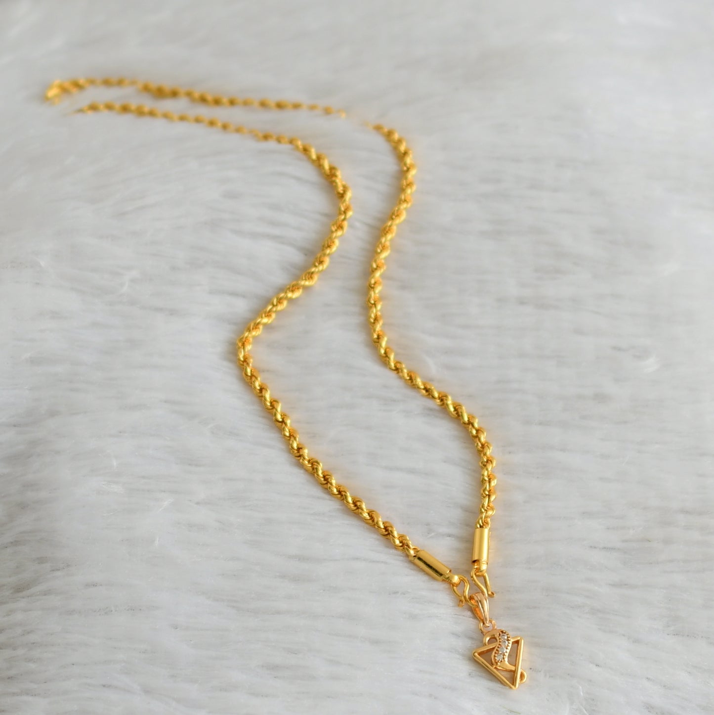 Gold tone 18 inches rope chain with white stone pendant dj-47606