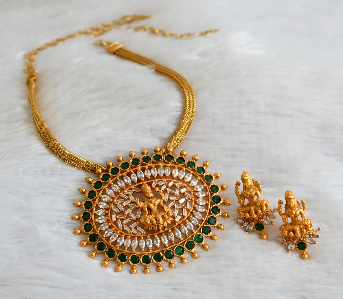 Matte finish emerald-white lakshmi oval necklace set dj-47623