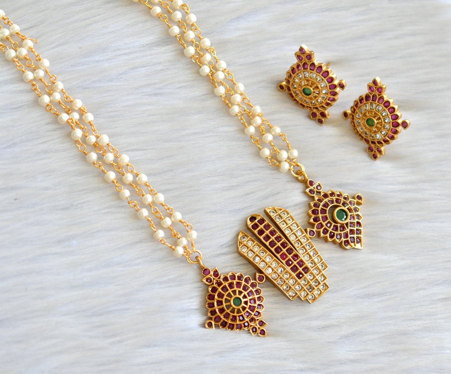 Matte finish ruby-green-white shanku-chakar-nama necklace set dj-42838