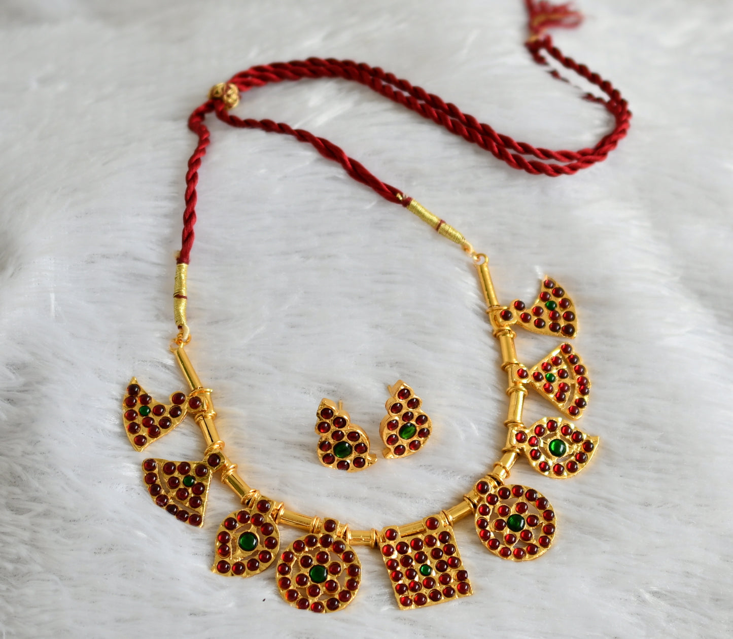 Gold tone kemp-green saradu attigai necklace set dj-47768